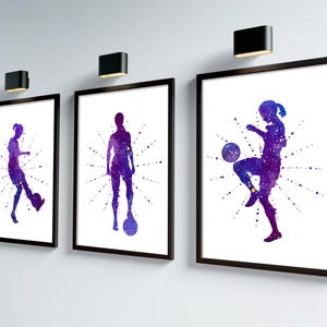 Set di 3 stampe artistiche di calcio per ragazze, regali di calcio per ragazze, arte murale per bambini a tema calcio, stampe viola per la camera da letto delle ragazze, decorazioni per calciatrici adolescenti