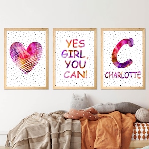 Set di 3 stampe per camera da letto rosa per bambine, Yes Girl You Can, decorazioni per ragazze positive, stampa con nome e iniziale, stampe di affermazioni per ragazze, motivazionali