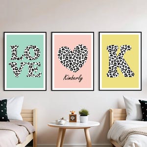 Set di 3 stampe personalizzate per la camera da letto delle bambine, decorazioni con motivo leopardato, decorazioni murali a forma di cuore, poster con nome e iniziale per bambini, poster per adolescenti