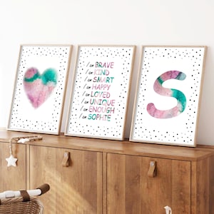 Decorazioni da parete con citazioni positive per la cameretta dei bambini, set di 3 stampe personalizzate in colori pastello per la cameretta dei bambini, decorazioni per la camera da letto rosa per bambine, nomi e iniziali acquerellati.