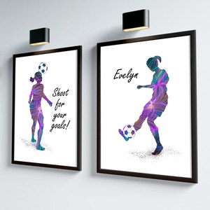 Set di 2 stampe di calcio per ragazze, regali di calcio personalizzati per ragazze, decorazioni per calciatrici per ragazze, stampe artistiche da parete personalizzate di calcio per ragazze