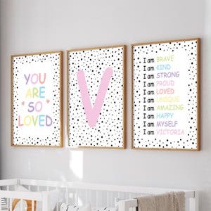 Sei così amata, stampe pastello per la cameretta dei bambini, set di 3 poster personalizzati per ragazze, decorazioni per la camera da letto delle bambine, decorazioni da parete positive per bambini, cameretta rosa per bambine