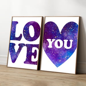Juego de 2 impresiones moradas con la frase Love You para dormitorio, decoración para dormitorio de niñas, arte con corazones morados, regalo de inauguración de la casa, arte de pared morado para dormitorio, arte con corazones de amor