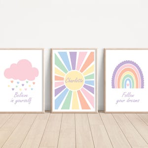 Stampa da parete con affermazioni arcobaleno pastello per la cameretta delle bambine, set personalizzato di 3 poster "Sunshine", stampe "Segui i tuoi sogni", stampa con il nome del bambino
