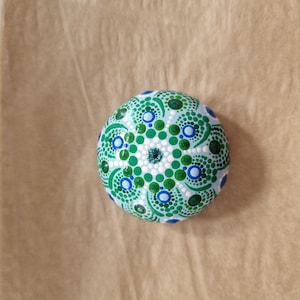 Kleiner Dot-Painting-Stein - Mandala in Blau, Grün, Weiß 6 cm - Handbemaltes Mini-Unikat