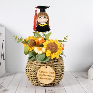 Handgefertigter gehäkelter Abschluss-Blumenstrauß mit gestricktem graduierten Plüsch, Kindergeschenk, Sonnenblumen, Kundenspezifisches Geschenk UK / US für graduierten, ewiges Blumenandenken
