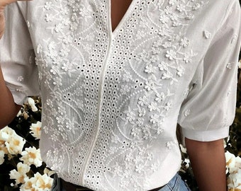 Dames lente/zomer bloemenborduurwerk katoenen kanten blouse Uitgeholde opstaande kraag V-hals casual shirt Elegante katoenen top met korte mouwen