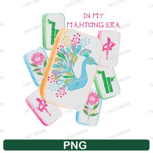 Könnte beinhalten: Eine Ansammlung von Mahjong-Steinen mit verschiedenen Designs, darunter ein Pfau, Bambus und Blumen. Der Text "IN MY MAHJONG ERA" ist in Rosa dargestellt. Das Bild hat einen weißen Hintergrund und ein grünes PNG-Label.
