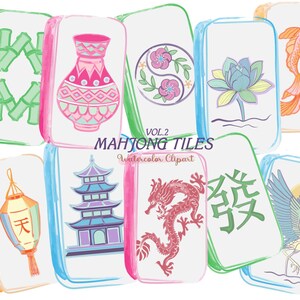 Può includere: Clipart ad acquerello di tessere Mahjong, con vari disegni. Le tessere includono un vaso, un simbolo yin-yang floreale, un fiore di loto, una carpa koi, una lanterna, una pagoda, un drago, un carattere cinese e una gru. Il testo recita "VOL.2 MAHJONG TILES Watercolor Clipart".