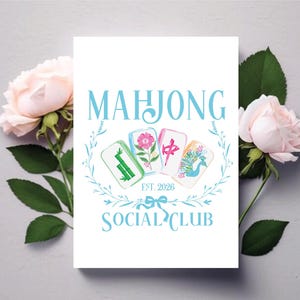 Puede incluir: Una tarjeta blanca con las palabras "MAHJONG SOCIAL CLUB" en azul claro, rodeada por una corona floral. La tarjeta presenta cuatro fichas de Mahjong ilustradas. Dos rosas rosas y hojas verdes enmarcan la tarjeta.