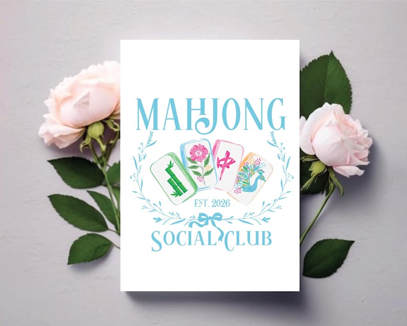 Puede incluir: Una tarjeta blanca con las palabras "MAHJONG SOCIAL CLUB" en azul claro, rodeada por una corona floral. La tarjeta presenta cuatro fichas de Mahjong ilustradas. Dos rosas rosas y hojas verdes enmarcan la tarjeta.