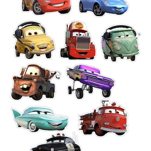 Peut inclure: Ensemble d'autocollants de voitures de dessins animés, représentant des personnages du film "Cars". On y trouve une voiture de course rouge, une voiture de sport bleue, une Fiat jaune, un camion rouge et une camionnette verte.