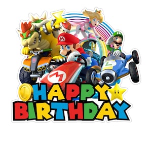 Könnte beinhalten: Ein farbenfroher Tortenaufsatz mit Mario, Luigi, Prinzessin Peach und Bowser in ihren Karts. Die Worte "HAPPY BIRTHDAY" sind in fetten, mehrfarbigen Buchstaben mit einer goldenen Münze und Sternakzenten dargestellt. Das Design ist vor einem weißen Hintergrund.
