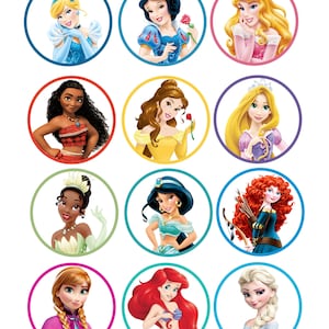 Pode incluir: Doze imagens circulares com princesas animadas, cada uma dentro de uma borda colorida. As princesas incluem Cinderela, Branca de Neve, Aurora, Moana, Bela, Rapunzel, Tiana, Jasmine, Merida, Anna, Ariel e Elsa. Cada princesa é retratada com sua roupa característica.