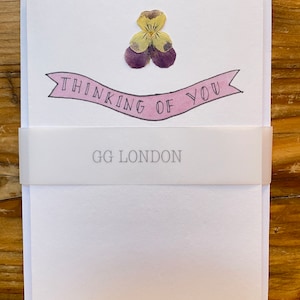 Carte et enveloppe de fleurs pressées à la main - Nous pensons à vous et félicitations