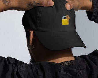 Kappe aus 100% Baumwolle mit minimalistisch besticktem Schloss / Unisex Dad-Hat / Geschenk für Paare / Schloss zugesperrt mit Schlüssel