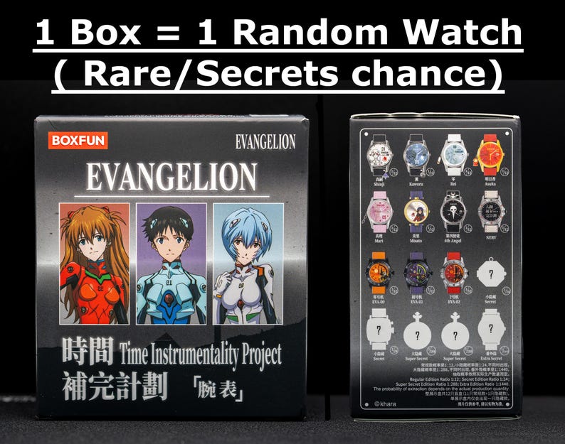 Pu&ograve; includere: Una scatola nera con la scritta "EVANGELION" e immagini di personaggi anime. La scatola &egrave; etichettata "Time Instrumentality Project" e contiene un orologio casuale. Una seconda scatola mostra i design degli orologi.