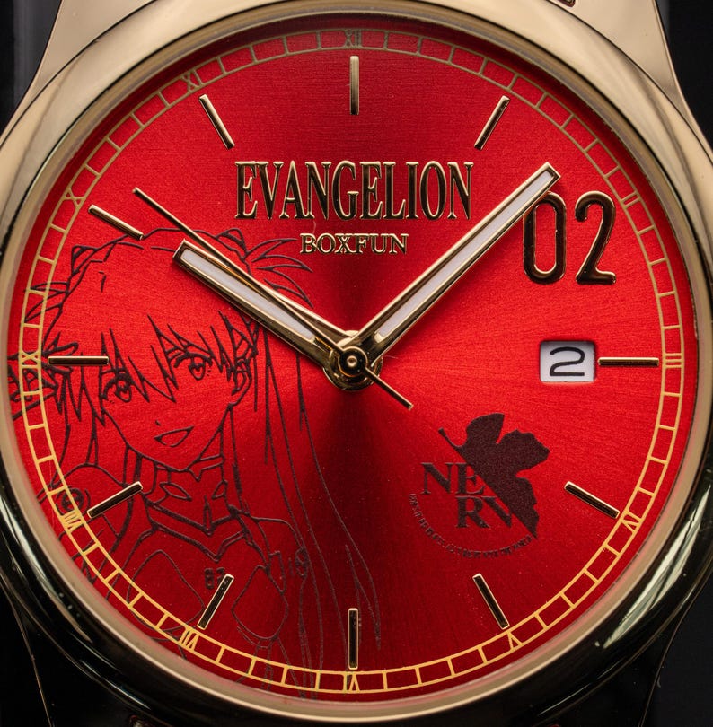 Pu&ograve; includere: Orologio da polso dorato con quadrante rosso. Il quadrante presenta la scritta "EVANGELION", un'illustrazione di un personaggio, il numero "02", un datario e il logo "NERV". Ha lancette dorate e un cinturino nero. Un accessorio elegante.