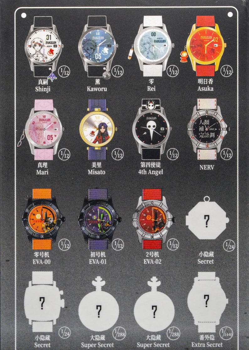 Pu&ograve; includere: Collezione di orologi da polso con vari design e personaggi della serie anime Evangelion. Gli orologi hanno quadranti, cinturini e illustrazioni di personaggi di diversi colori. Alcuni orologi hanno testo giapponese.