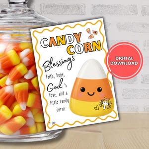 Op de afbeelding: Een glazen pot gevuld met snoepmaïs naast een digitale downloadkaart. De kaart toont een lachende snoepmaïs illustratie met de woorden "CANDY CORN Blessings" en "faith, hope, God's love, and a little candy corn!"