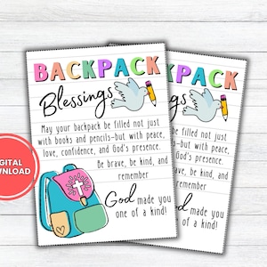 以下が含まれることがあります： カラフルな文字で「BACKPACK Blessings」と書かれた2つの印刷可能なデジタルアートプリント。プリントには、青いバックパックのイラスト、鉛筆を持った鳩、インスピレーションを与えるテキストが描かれています。「DIGITAL DOWNLOAD」という言葉が入った赤い円が左側にあります。