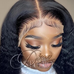 Op de afbeelding: Close-up van een vrouwengezicht dat een zwarte pruik met een kantfront draagt. De pruik is gestyled in een rechte, gladde stijl. De vrouw heeft make-up op, inclusief oogschaduw en eyeliner. De pruik zit op een mannequinhoofd. De tekst "Diva Studio Luxurious Salon Studio" is zichtbaar onderaan de afbeelding.