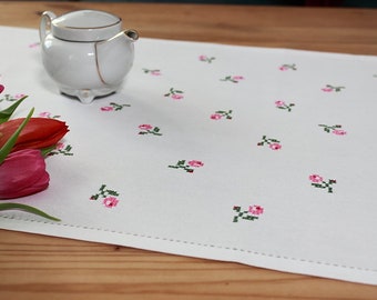 Tischläufer oder Deckchen mit Röschen