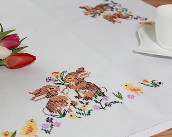 Tischdecke Ostern mit Häschen Handgestickt