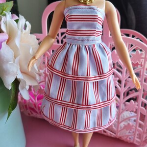 CURVY - "TREVI Kleid" für 30 cm Modepuppe, PDF Schnittmuster für Curvy Puppenkörpertyp. Sehr stilvolles Glockendesign, Verkleiden oder Abnehmen!