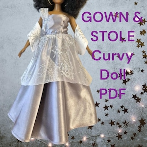 Könnte beinhalten: Ein PDF-Schnittmuster für ein silbernes Kleid und einen Schal für eine kurvige Puppe. Das Kleid hat einen mehrlagigen Rock mit einer durchsichtigen Überlage. Der Text "GOWN & STOLE Curvy Doll PDF" ist im Bild sichtbar.