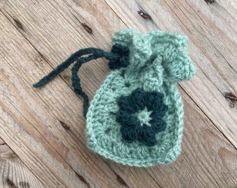 Porte-monnaie vert au crochet, crochet granny square pouch, sunflower granny square pouch