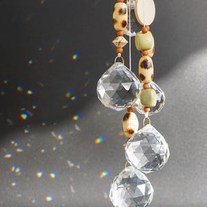 Suncatcher Leo Edition · Limitierte Fensterdeko mit Kristall · Boho Sonnenfänger mit Leo Perlen · Handmade Deko Geschenk Idee