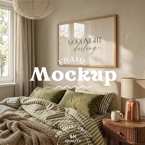 Puede incluir: Un marco de fotos rectangular de madera colgado en una pared beige sobre una cama. El marco contiene una impresión blanca con el texto negro GOODNIGHT darling. La cama cuenta con almohadas verde oliva y una funda nórdica a rayas verdes y blancas.
