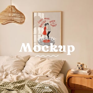 Mockupram för sovrumsaffisch: Vertikal träaffisch | Glasreflektion | Mysig väggkonst | Skandinavisk inredning | PSD-mall | DIN A
