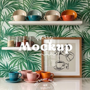 Può includere: Una cornice in legno contenente un disegno al tratto di una caffettiera che versa in una tazza con il testo Coffee Club. L'esposizione include due mensole bianche con quattro tazze in ceramica con piattini beige, verde acqua e arancioni, e quattro barattoli.
