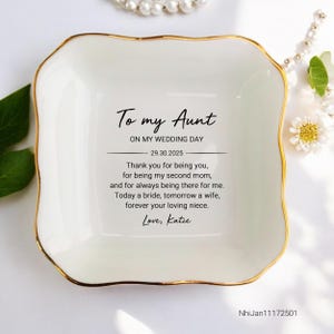 Può includere: Un vassoio portagioie in ceramica bianca con bordo dorato, con la scritta "To my Aunt, On my Wedding Day" e un messaggio personale. Il vassoio quadrato ha bordi morbidi e curvi, ideale come regalo di nozze.