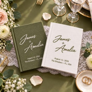 Puede incluir: Dos libros de visitas de tapa dura, uno verde oliva y otro blanco, con los nombres James + Amelia en letra cursiva, la fecha 11 de agosto de 2026 y la ubicación The Breakers - FL, USA impresos en las portadas con una fuente sans-serif.