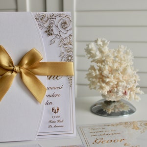 Transparente Hochzeitseinladung mit vergoldeten Details, maßgeschneiderter Umschlag & Satinband, Exquisite Hochzeitsansage, luxuriöses Braut Briefpapier