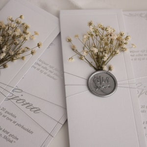 Invitación inicial blanca y plateada, invitación de carta personalizada, invitación de plumas personalizada, invitación de boda elegante con sello de cera