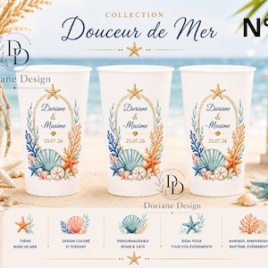Peut inclure: Trois gobelets blancs jetables ornés d'un motif marin avec un cadre en corde dorée, une étoile de mer, du corail bleu et orange, et des coquillages. Le texte indique "Doriane & Maxime" et "25.07.26". Les gobelets sont sur un fond de plage.