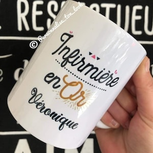 De klantgerichte mok van de verpleegsterskop, verzorgerkop gepersonaliseerde voornaamverpleegster ceramische mok artsenverpleegster