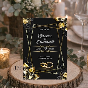 Peut inclure: Une invitation de mariage noire avec des détails dorés, affichant les noms "Sebastien & Emmanuelle" et la date "23 JUILLET". Le design comprend des motifs floraux et un cadre géométrique doré. L'invitation est posée sur une tranche de bois.