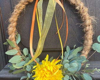 Eucalyptusloop mit gelber Chrysantheme..buy local from Germany Hessen (Türkranz, Tischkranz, Osterkranz, Natur)