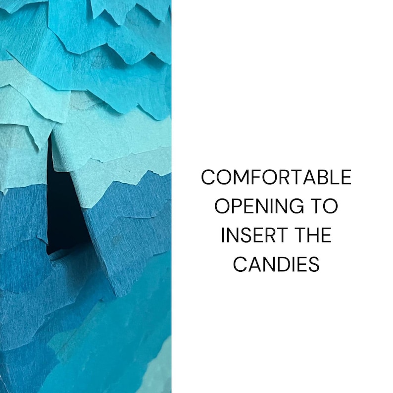 Puede incluir: Primer plano de una manualidad de papel azul y turquesa con el texto "COMFORTABLE OPENING TO INSERT THE CANDIES". La manualidad tiene una apariencia en capas y texturizada, lo que sugiere una pi&ntilde;ata o un art&iacute;culo similar.