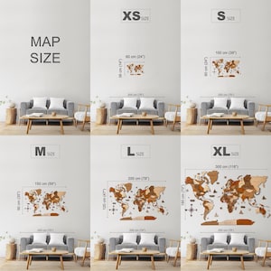 K&ouml;nnte beinhalten: Ein Puzzle einer Weltkarte aus Holz in verschiedenen Gr&ouml;&szlig;en, von XS bis XL. Die Karte ist aus Holz und hat ein braunes und beiges Farbschema. Die Karte ist an einer wei&szlig;en Wand mit einem Sofa davor zu sehen. Die Gr&ouml;&szlig;en sind in Zoll und Zentimetern angegeben.