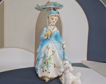 Porcelaine fine Statue lady poodle jeune fille en robe bleue ombrelle et caniche. Woof !