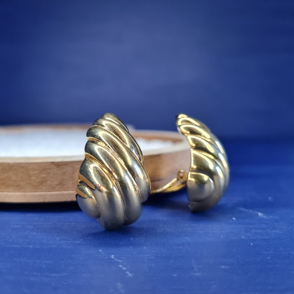 Bijoux Stern vintage clips d'oreilles coquillage doré. Costume jewelery Paris.