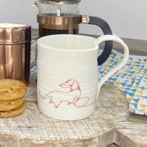 Taza con diseño de perro salchicha Sizzles