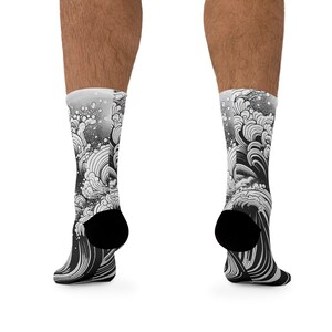 Ocean Waves Swirling Socken - Reiten Sie die Welle des Stils mit diesen umweltfreundlichen Schönheiten Bild 4