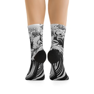 Ocean Waves Swirling Socken - Reiten Sie die Welle des Stils mit diesen umweltfreundlichen Schönheiten Bild 2